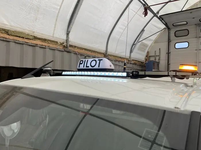 Belka świetlna PILOT z kogutami - oznakowanie pojazdu pilotującego